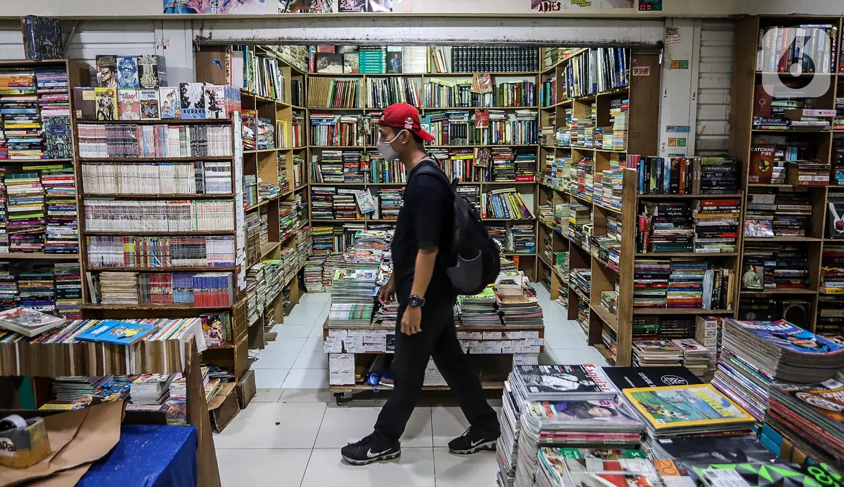 Pengunjung berjalan melintasi toko buku di Blok M Square, Jakarta, Jumat (17/7/2020). Pedagang mengaku pandemi COVID-19 berpengaruh pada penjualan buku tahun ajaran baru 2020 yang mengalami penurunan hingga 50 persen. (Liputan6.com/Faizal Fanani)