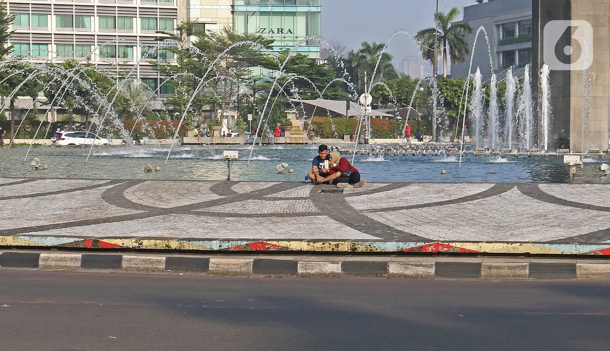 Aktivitas warga di Bundaran HI, Minggu (15/3/2020). Pemerintah Provinsi (Pemprov) DKI Jakarta telah mengumumkan bahwa Minggu pagi ini dan akhir pekan depan tak ada CFD yang biasanya diberlakukan untuk mengantisipasi penyebaran penularan Covid-19. (Liputan6.com/Herman Zakharia)