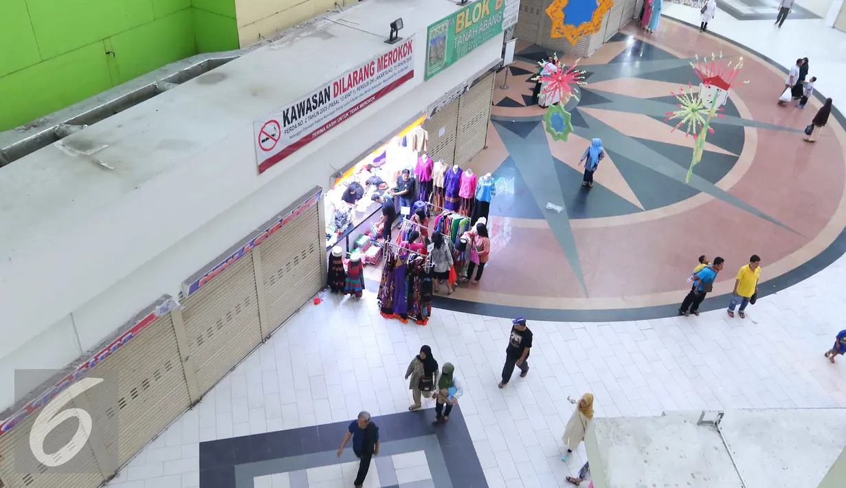Suasana Blok B Pasar Tanah Abang usai Libur Lebaran, Jakarta, Jumat (15/7). Pengunjung pasar masih sedikit dan sejumlah toko terlihat masih tutup. (Liputan6.com/Angga Yuniar)