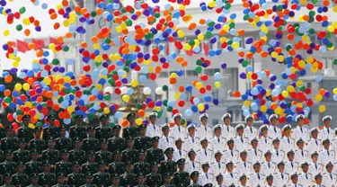 Sejumlah balon warni-warni dilepaskan ke udara saat parade militer untuk memperingati 70 tahun berakhirnya Perang Dunia II di Beijing, China, Kamis (3/9/2015). (REUTERS/Damir Sagolj)