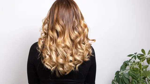 Tips Mewarnai Rambut Sendiri yang Mudah Menyatu Tanpa Bleaching