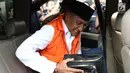 Bupati Kudus, Muhammad Tamzil saat di mobil tahanan usai menjalani pemeriksaan terkait dugaan suap pengisian jabatan perangkat daerah di lingkungan Pemkab Kudus, Gedung KPK Jakarta, Sabtu (27/7/2019). Dalam kasus ini, KPK menetapkan tiga tersangka. (Liputan6.com/Helmi Fithriansyah)