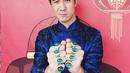 Daniel Mananta tampil lucu saat merayakan Imlek 2018. Ia terlihat mengenakan cheongsam warna biru, tapi yang membuatnya lucu adalah jarinya penuh dengan cincin akik. (Foto: instagram.com/vjdaniel)