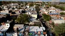 Mural Lionel Messi pada tembok di kawasan rumah masa kecilnya di La Bajada, Rosario, Argentina, 18 April 2018. Sebagai hadiah pernikahan, beberapa teman masa kecilnya melukis mural di dinding lapangan tempat mereka dulu bermain. (AP/Natacha Pisarenko)
