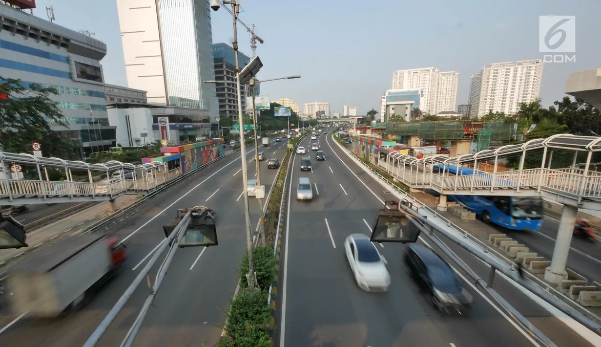 Pemandangan saat sejumlah kendaraan melintas di Jalan Tol Dalam Kota, Jakarta, Senin (11/6). H-4 Lebaran sejumlah ruas tol di Jakarta ramai lancar. (Liputan6.com/Herman Zakharia)