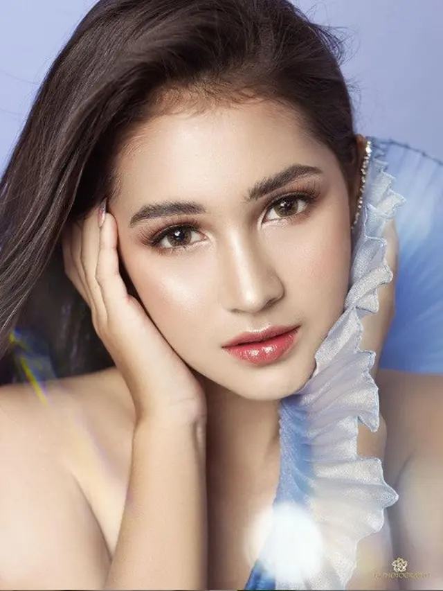 6 Gaya Pemotretan Terbaru Sandrinna Michelle, Tampil Anggun dengan Gaun Biru