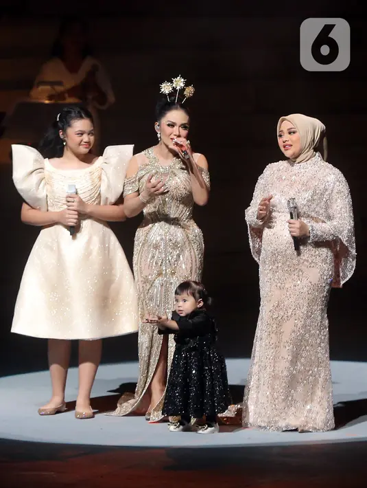 Amora datang dari sisi kiri panggung saat Krisdayanti dan Aurel yang ditemani Ameena usai membawakan lagu Timang-timang.(Fimela.com/Bambang E. Ros)
