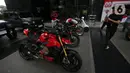 Di antara barang bukti yang disita terdapat dua motor Ducati. Jenis motor tersebut yakni Ducati Streetfighter V4 berkelir merah dan Ducati Multistrada berwarna putih-merah. (Liputan6.com/Helmi Fithriansyah)