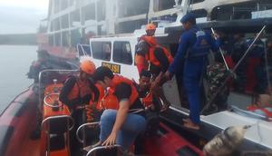 Proses evakuasi penumpang kapan kandas di perairan Gilimanuk. (Dok. Istimewa)