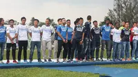 Pemain Persib tampil dengan jersey baru saat acara launching jelang bergulirnya Torabika Soccer Championship (TSC) 2016 Presented by IM3 Ooredoo di Stadion Siliwangi, Bandung, Sabtu (23/4/2016). (Bola.com/Permana Kusumadijaya)