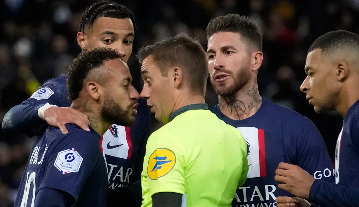 <p>Pemain Paris Saint-Germain (PSG) Neymar (depan kiri) berdiskusi dengan wasit Clement Turpin usai mendapat kartu merah saat melawan Strasbourg pada pertandingan sepak bola Liga Prancis di Parc des Princes, Paris, Prancis, 28 Desember 2022. PSG mengalahkan Strasbourg dengan skor 2-1. (AP Photo/Thibault Camus)</p>