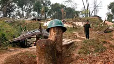 Tentara Kemerdekaan Kachin berjalan di garis depan di Gunung Hpalap, negara bagian Kachin, Myanmar, 17 Maret 2018. Selain etnis Rohingya, perang saudara juga terjadi antara tentara Myanmar dengan etnis Kachin. (AP Photo/Esther Htusan)