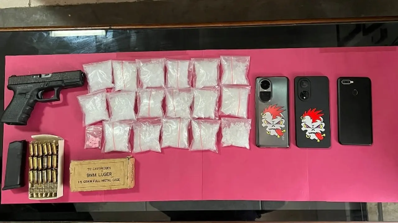 Senjata api dan belasan paket berisi sabu yang disita personel Polres Bengkalis dari bandar narkoba.