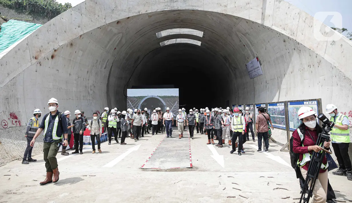Menteri Koordinator Bidang Kemaritiman dan Investasi Luhut Binsar Panjaitan (tengah kiri) bersama Duta Besar RRT Lu Kang (tengah kanan) menyampaikan keterangan saat meninjau Tunnel 6 proyek kereta cepat Jakarta-Bandung di Puwakarta, Jawa Barat, Rabu (30/3/2022). (Liputan6.com/Faizal Fanani)