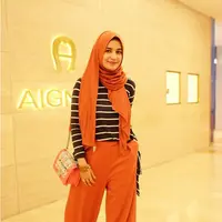 Shireen Sungkar memakai hijab dan celana palazzo dengan warna senada. Motif simple hitam putih pun melengkapi gayanya. (via instagram/@shireensungkar)