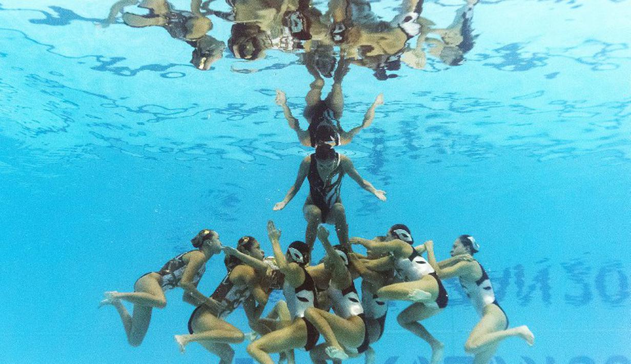 Tim putri Tiongkok saat beraksi di bawah air di nomor final Team Free Combination renang indah Kejuaraan Dunia Akuatik 2015 di Kazan, Rusia. (1/8/2015). (AFP Photo/Francois Xavier Marit)
