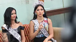 Puteri Indonesia 2015, Anindya Kusuma Putri (kanan) saat berdiskusi dengan wartawan, Jakarta, Senin (18/1/2016). Anindya berbagi cerita tentang pengalaman sebagai Puteri Indonesia serta prestasi di ajang internasional. (Liputan6.com/Immanuel Antonius)