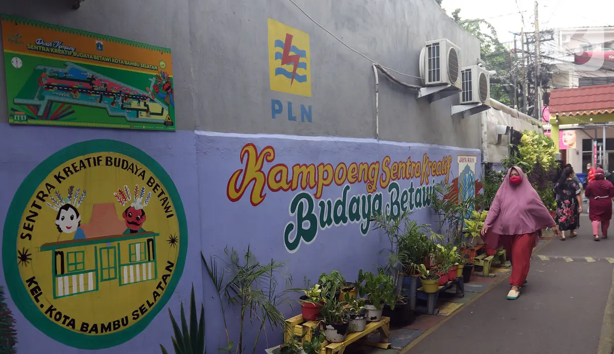 Warga melintas di depan mural bertema budaya Betawi di kawasan Kampung Sentra Kreatif, RW 006 Kota Bambu Selatan, Jakarta, Rabu (3/11/2021). Pengembangan kawasan ini juga untuk memberdayakan potensi perekonomian masyarakat, baik kuliner, jasa, dan tanaman obat. (Liputan6.com/Herman Zakharia)