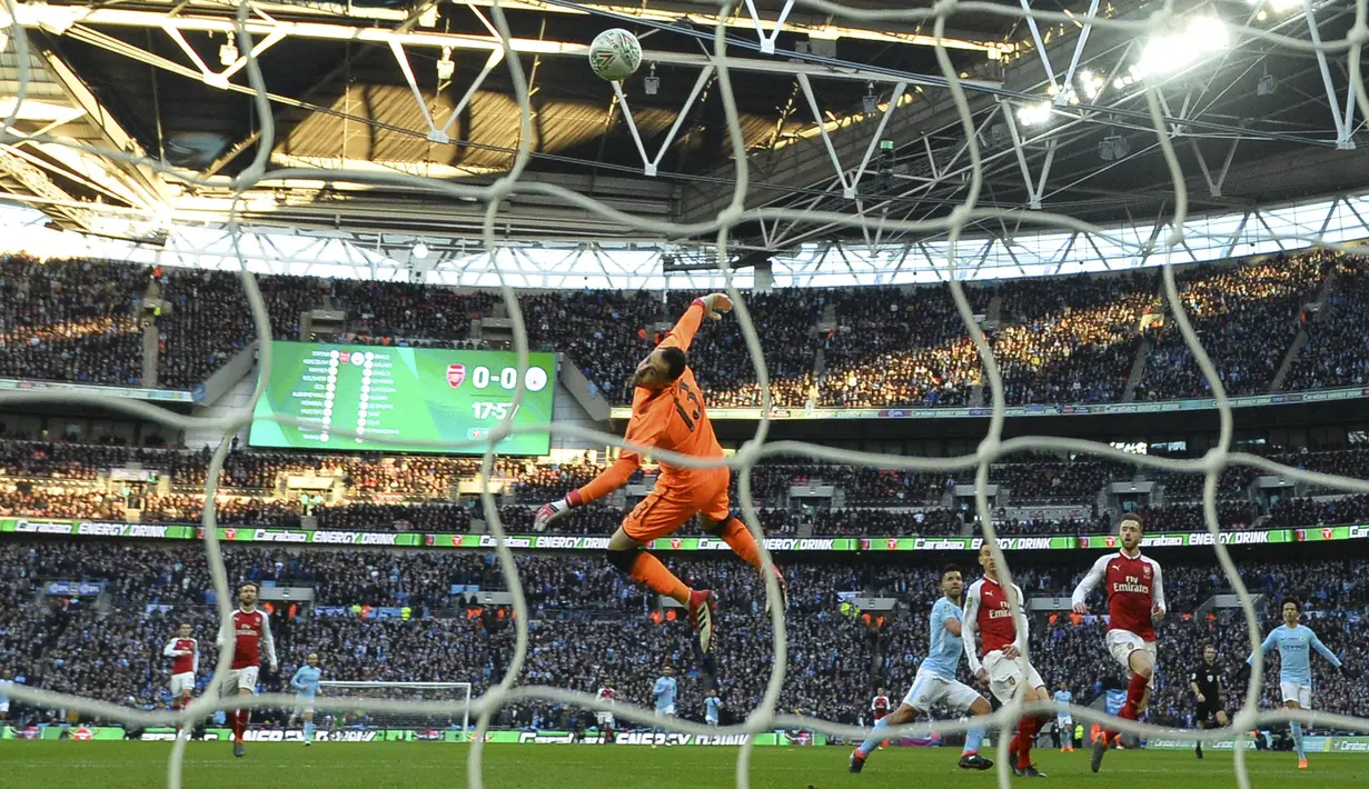 Proses gol yang dicetak striker Manchester City, Sergio Aguero, ke gawang Arsenal pada final Piala Liga di Stadion Wembley, London, Minggu (25/2/2018). City menang 3-0 atas Arsenal. (AFP/Glyn Kirk)