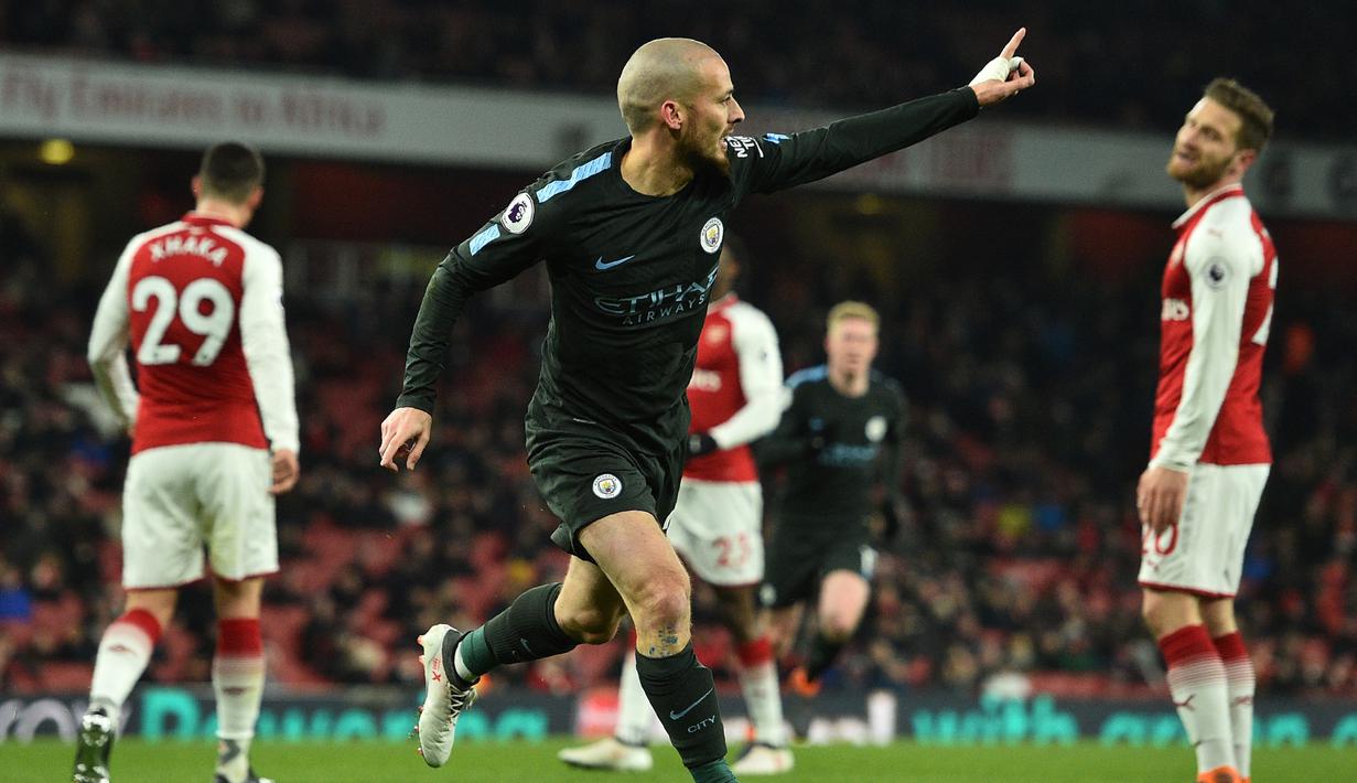 Gelandang Manchester City, David Silva, merayakan gol yang dicetaknya ke gawang Arsenal pada laga Premier League di Stadion Emirates, London, Kamis (1/3/2018). Arsenal kalah 0-3 dari City. (AFP/Glyn Kirk)