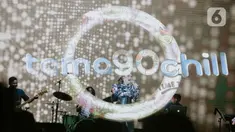 Penampilan penyanyi Reza Artamevia dalam Festival Tamagochill di Tennis Indoor Senayan, Jakarta, Jumat (22/11/2019). Reza mengobati rindu para penggemar dengan membawakan sejumlah lagu hits di antaranya Berharap Tak Terpisah, Satu yang Tak Bisa Lepas, dan Pertama. (Liputan6.com/Faizal Fanani)