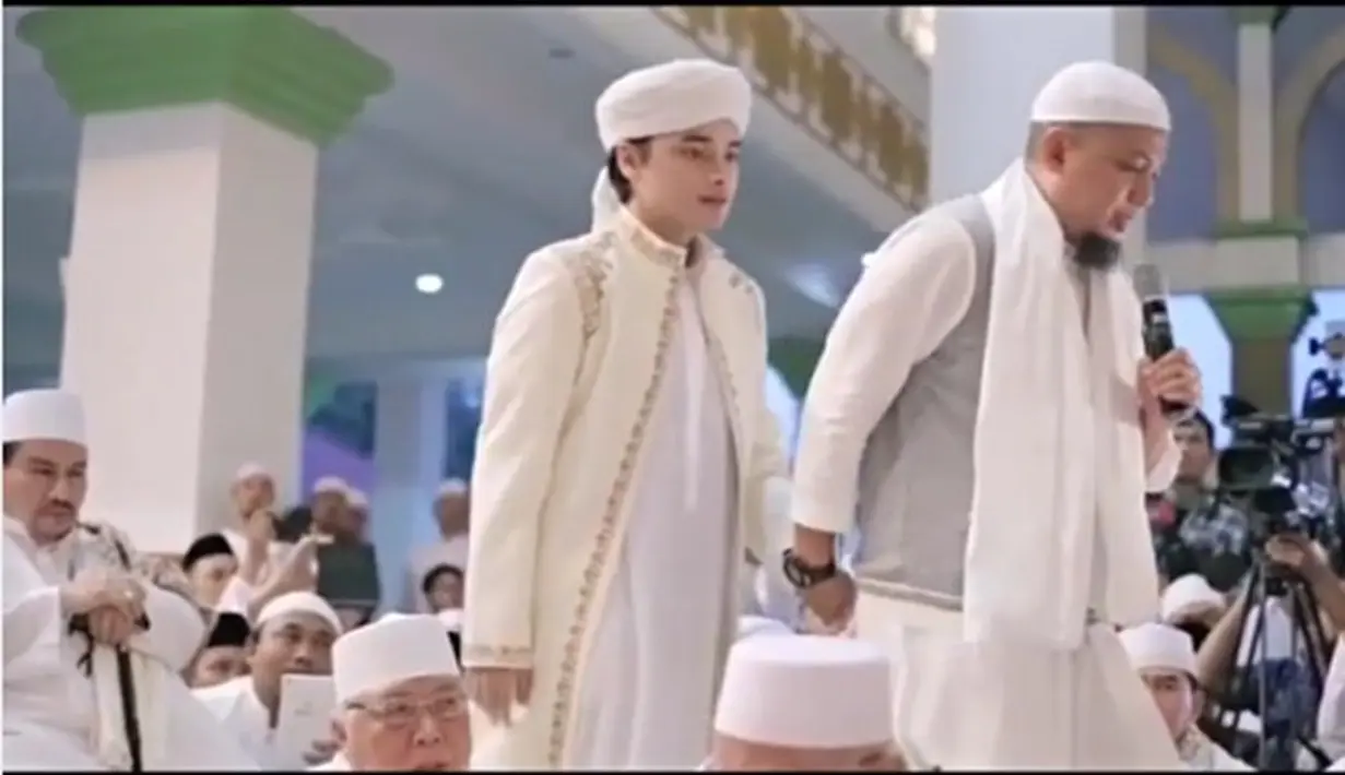 Pernikahan anak ustaz ini sempat dicari banyak orang lewat dunia maya. Lantaran pasangan ini menikah masih usia muda. Alvin menikah dalam usia 17 tahun. (Via: Instagram/alvin_411)