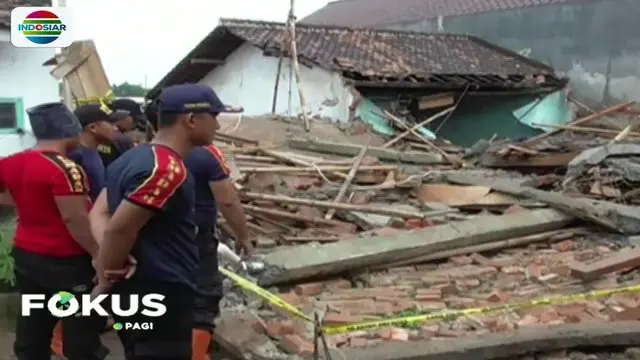 Petugas Badan Penanggulangan Bencana Daerah (BPBD) berusaha keras mengevakuasi seorang pekerja yang tertimpa puing reruntuhan bangunan ruko dua lantai yang ambruk.