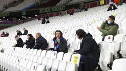 Suporter West Ham United saat menyaksikan pertandingan melawan Manchester United di Stadion London, Sabtu (5/12/2020). (Julian Finney/Pool Via AP)