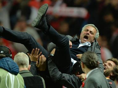 Pelatih Manchester United, Jose Mourinho, diangkat pemain usai menjuarai Piala Europa dengan mengalahkan Ajax Amsterdam pada final Liga Europa di Friends Arena, Stockholm, Rabu (24/05/2017). Manchester United menang 2-0. (EPA/Peter Powell)