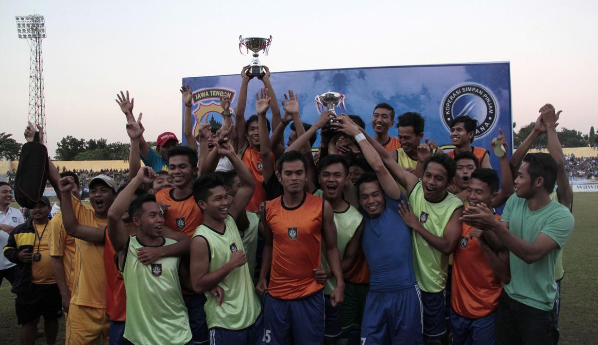 Pemain PSIS merayakan gelar juara Piala Polda Jateng di Stadion Jatidiri, Semarang, Minggu (2/8/2015). (Bola.com/Vincensius Sawarno)