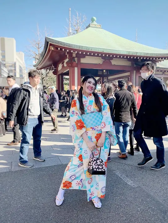 Via Vallen tampil ceria berbalut kimono warna cerah penuh motif floral. [@viavallen].