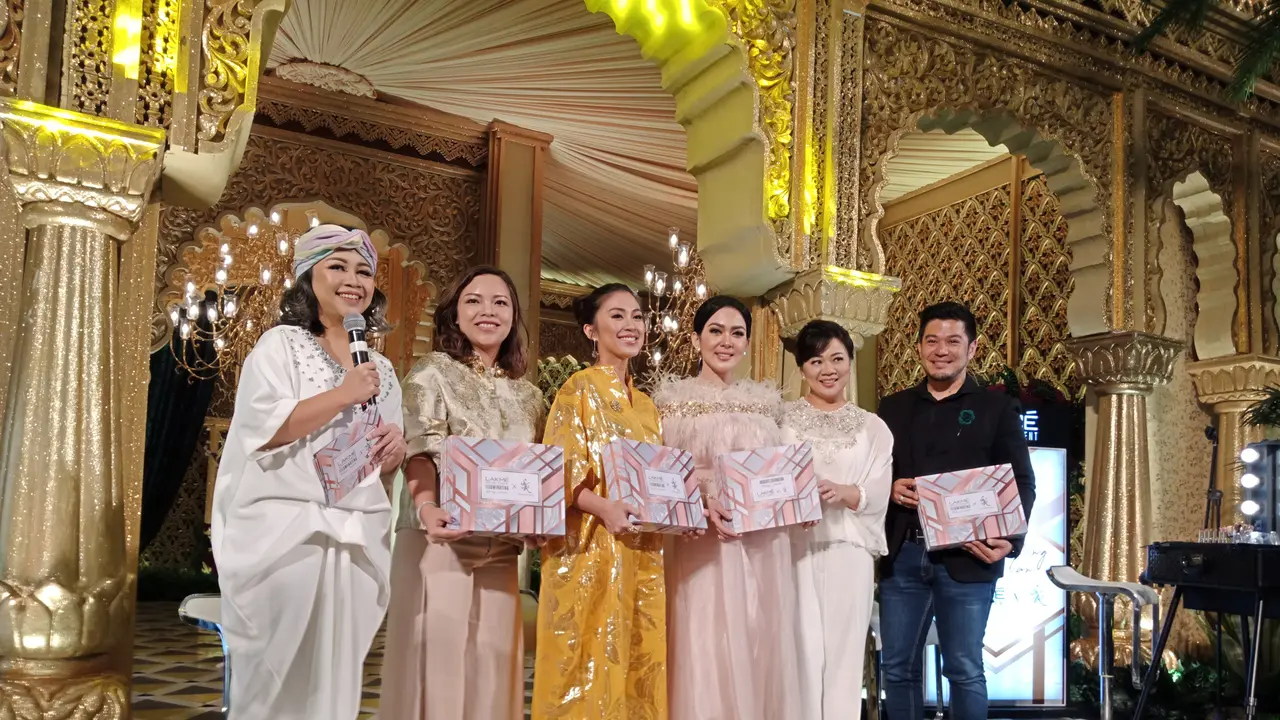 Tampil Bercahaya Selama Ramadan dengan Koleksi Makeup Illuminating Syahrini