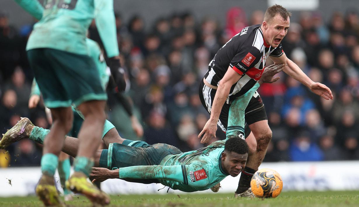 Jersey para pemain pun juga harus kotor terkena lumpur dari lapangan yang becek. (AFP/Darren Staples)