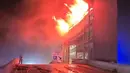 Kebakaran besar melanda garasi parkir yang baru dibangun di salah satu bandara internasional London pada Rabu pagi. (HO/Bedfordshire Fire and Rescue Service/AFPTV/AFP)