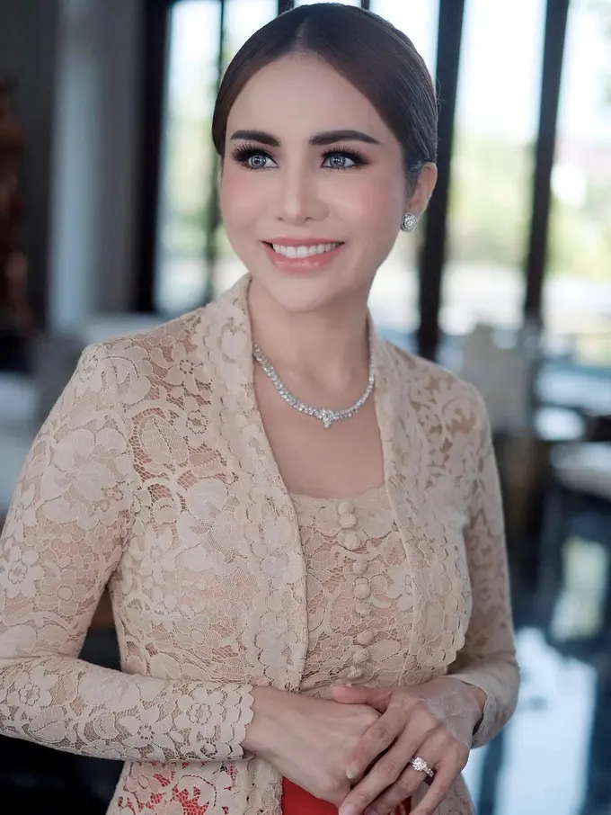 6 Potret Momo Geisha Berkebaya Hadiri Tedak Siten Keluarga Suami, Makin Memesona di Usia 37 Tahun