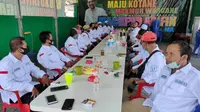 Puluhan simpatisan pendukung pasangan calon wali kota dan wakil wali kota Surabaya, Mahfud Arifin-Mujiaman (Maju) yang tergabung dalam Tim Surabaya-Madura (Suramadu). (Foto: Liputan6.com/Dian Kurniawan)