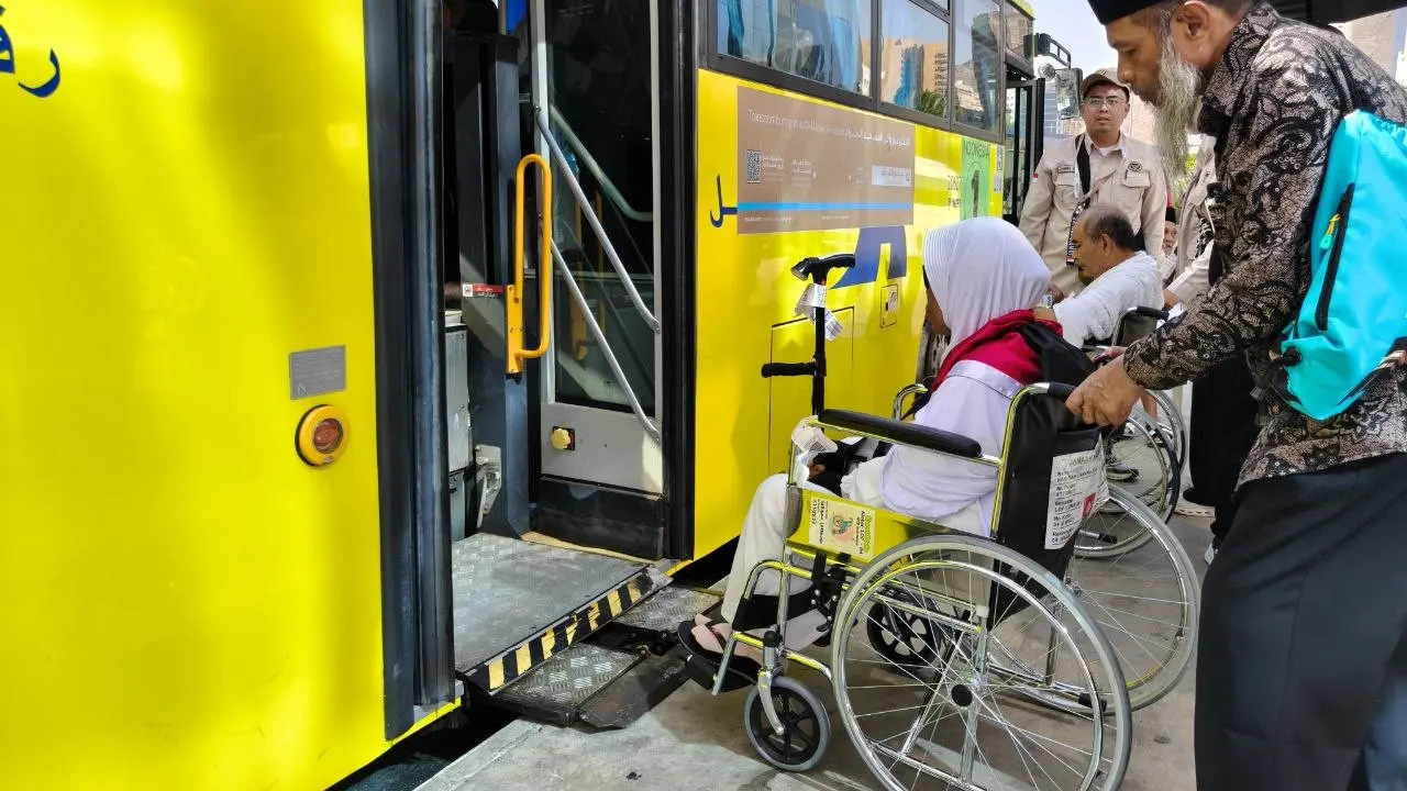 Puluhan jemaah haji lansia diberangkatkan dari Hotel Lulua Al Mashaer menuju Masjidil Haram, Makkah untuk melakukan umrah wajib menggunakan bus hidrolik.