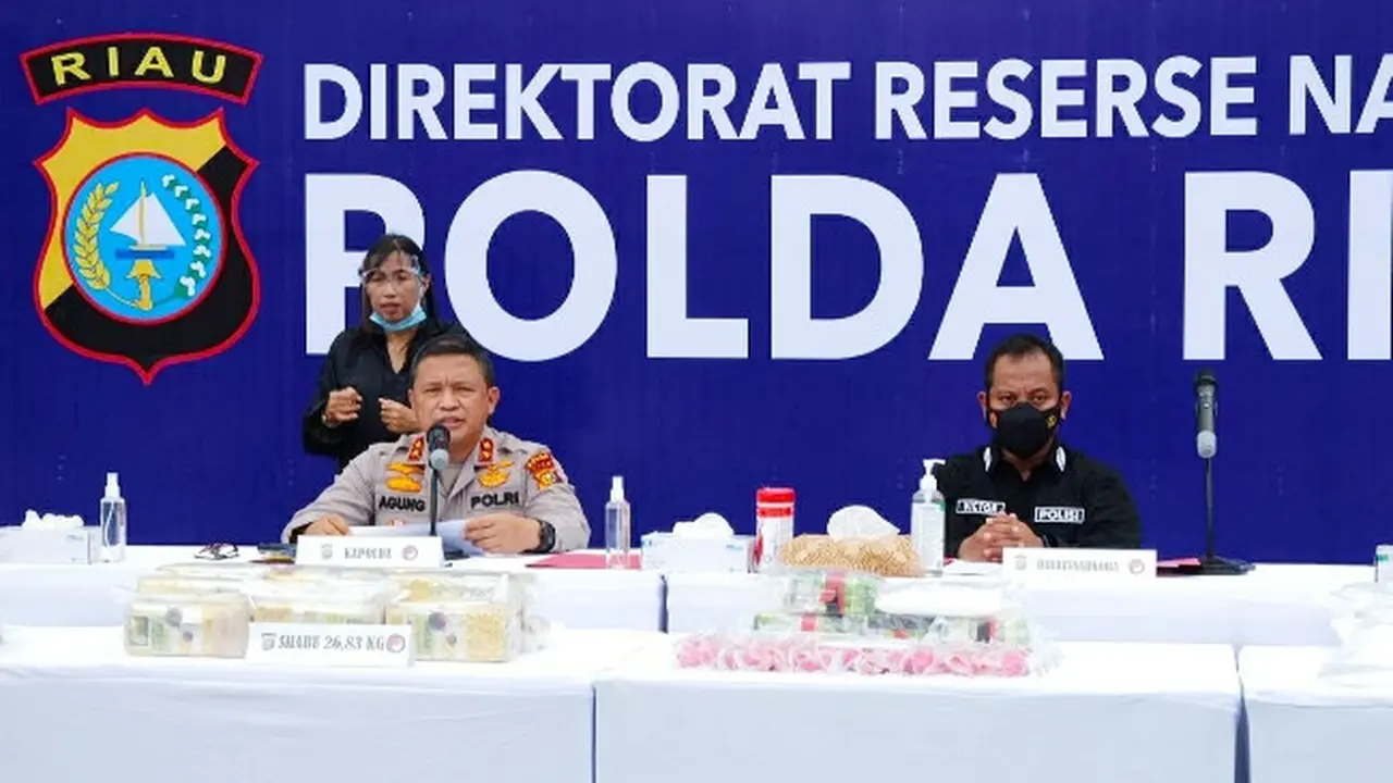 Kapolda Riau Irjen Agung Setya dalam konferensi pers pengungkapan narkoba.