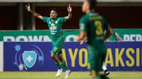 Pemain Persebaya Surabaya, Ricky Kambuaya melakukan selebrasi usai mencetak gol ke gawang Persela Lamongan dalam laga pekan ke-8 BRI Liga 1 2021/2022 di Stadion Maguwoharjo, Sleman, Kamis (21/10/2021). (Bola.com/Bagaskara Lazuardi)