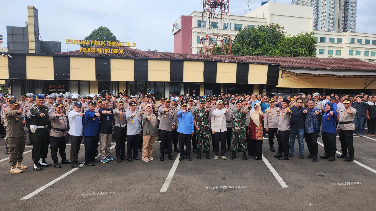 Polres Metro Depok bersama Forkopimda Kota Depok melaksanakan apel pengamanan malam hari raya Idulfitri 1446 Hijriah. (Liputan6.com/Dicky Agung Prihanto)