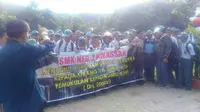 Teman-teman anak penganiaya guru SMK di Makassar itu menuntut agar polisi menghukum berat pasangan bapak anak itu. (Liputan6.com/Eka Hakim)