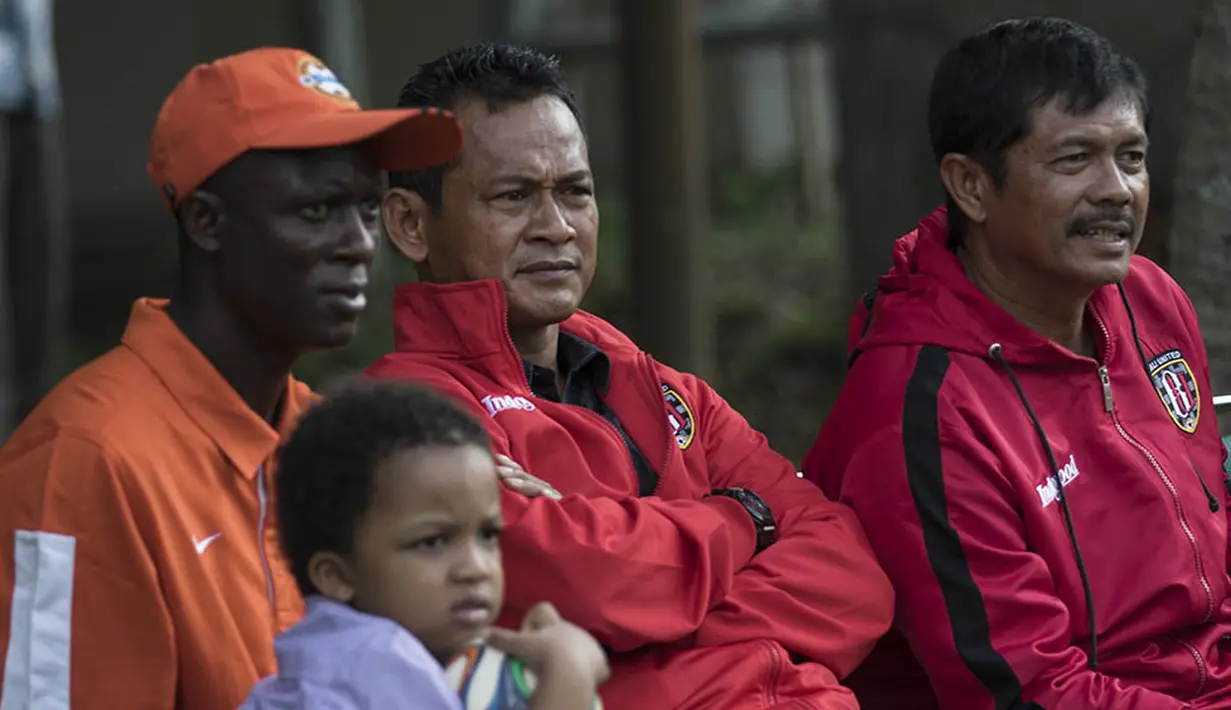 Pelatih Bali United, Indra Sjafri, didampingi pelatih kiper, Jarot Supriadi (tengah) memantau bakat-bakat pesepak bola muda di Lapangan MAN Insan Cendikia, Tangerang, Jumat (8/1/2016). (Bola.com/Vitalis Yogi Trisna)