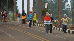 Warga berolahraga di Kanal Banjir Timur (KBT), Jakarta, Sabtu (8/8/2020). Olahraga yang dilakukan masyarakat diharapkan mampu meningkatkan imunitas tubuh di tengah pembatasan sosial berskala besar dan masih merebaknya virus corona. (merdeka.com/Imam Buhori)