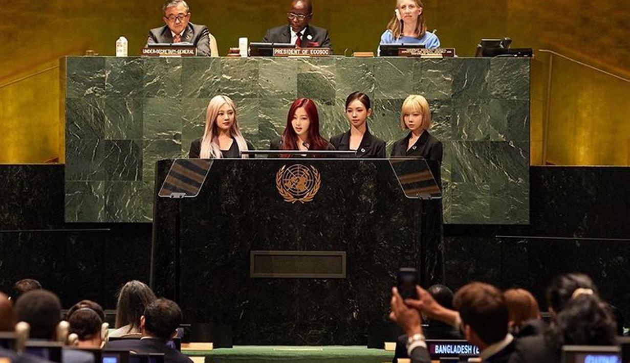 Setelah BTS, kini giliran aespa yang tampil di forum tahunan PBB pada 5 Juli 2022. Keempat member hadir di markas besar PBB, New York, Amerika Serikat dengan memakai busana hitam formal. (Liputan6.com/IG/@smtown)