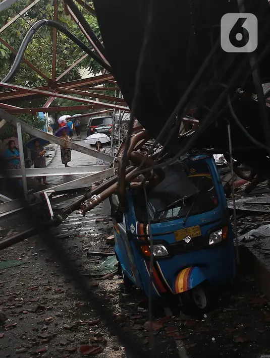 Bajaj tertimpa menara Base Transceiver Station (BTS) milik Radio Republik Indonesia (RRI) yang roboh di kawasan Radio Dalam, Kebayoran Baru, Jakarta Selatan, Minggu (22/12/2019. Menara yang roboh menimpa rumah, masjid, kendaraan, dan melukai seorang warga. (Liputan6.com/Herman Zakharia)