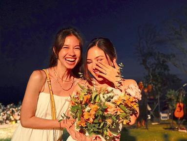 Yuki Kato tersenyum semringah sambil merangkul lengan Jessica Mila. Calon istri Yakup Hasibuan itu pun bangga memperlihatkan cincin di jari manisnya. (Foto: Instagram/ yukikt)