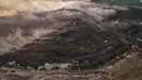 Asap membumbung tinggi dari tumpukan sampah yang terbakar di Tempat Pembuangan Akhir (TPA) Jatiwaringin, Kabupaten Tangerang, Banten, Selasa (07/07/2026). (KLY/ Arie Basuki)