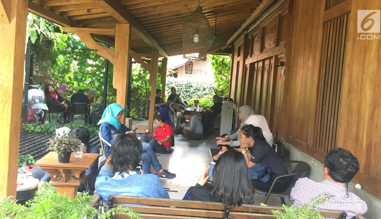 Awak media menunggu di pendopo rumah Gubernur terpilih DKI, Anies Baswedan di Lebak Bulus, Jakarta, Senin (16/10). Mereka meliput aktivitas Anies yang akan dilantik oleh Presiden Joko Widodo di Istana Negara. (Liputan6.com/Immanuel Antonius)