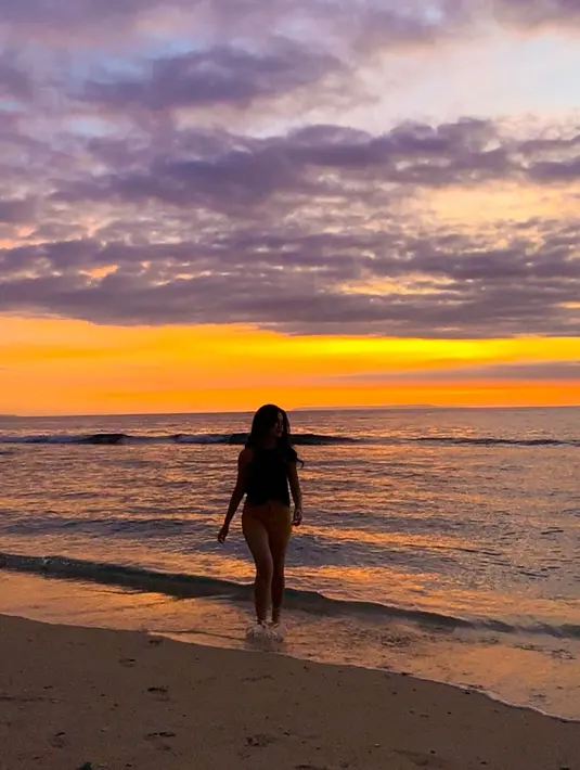 Bermain di pantai, Yoriko menikmati sunset dengan pemandangan laut yang tenang. (Liputan6.com/IG/@yorikooangln_)