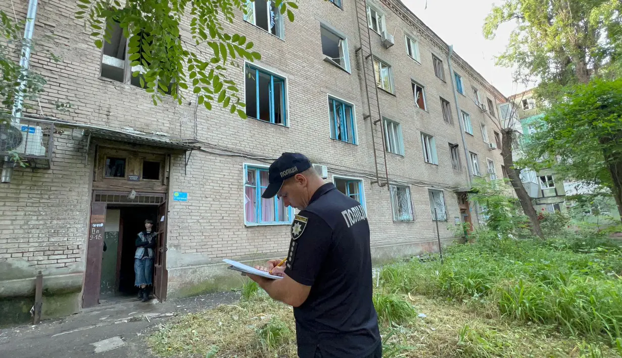 "Bangunan lima lantai hancur. Menurut laporan awal, tiga penghuninya tewas. 25 orang luka-luka," kata Serhiy Lysak, gubernur wilayah Dnipropetrovsk, melalui Telegram.
